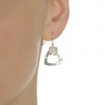 silver heart earrings with daisy