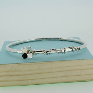 silver er bangle with daisy