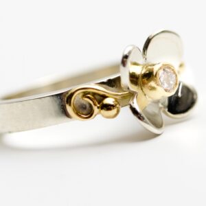 Engagement ring with diamond and daisy