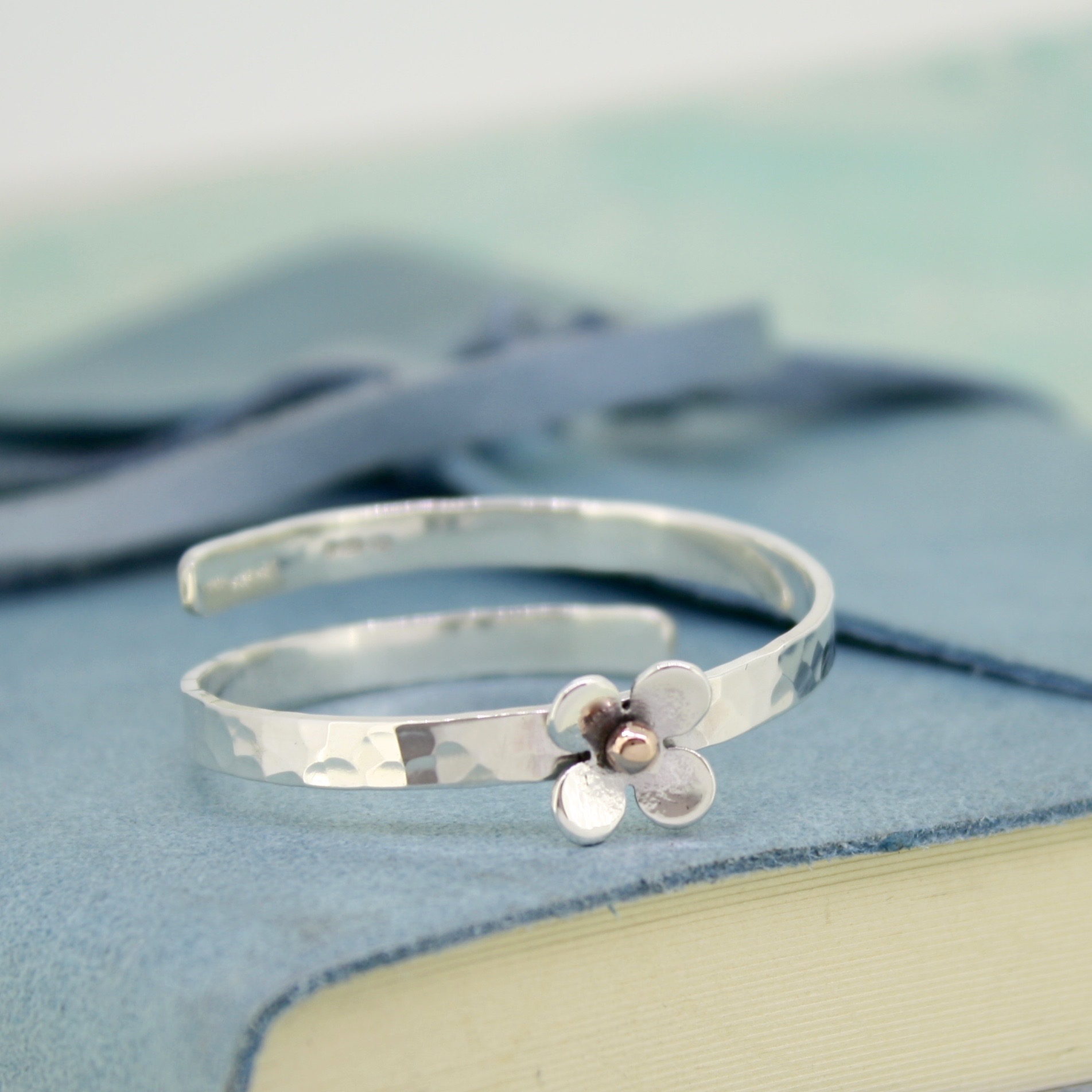 Personalised baby bangle with daisy