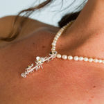 Bride's necklace with pearls and daisies