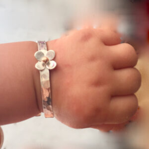 Baby bangle with daisy